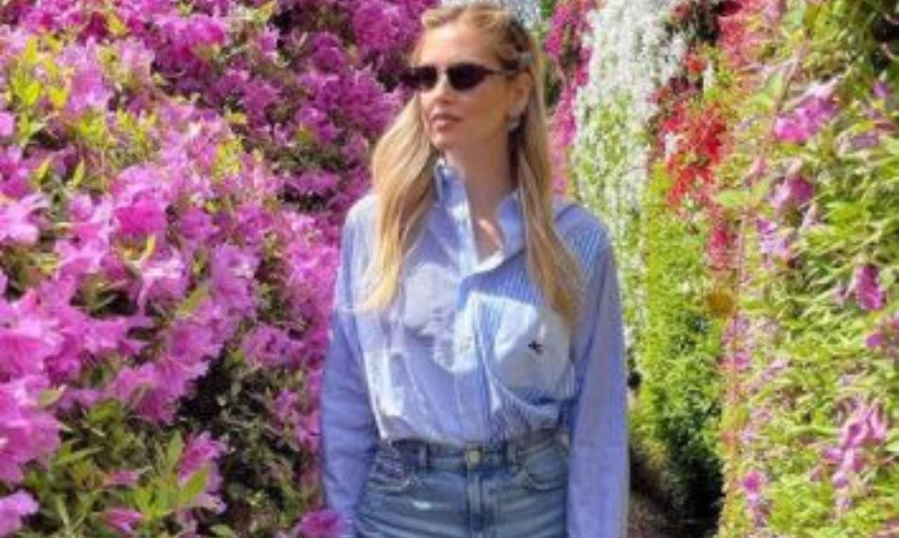 Chiara Ferragni passeggia tra i fiori
