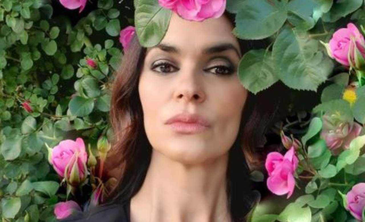 Maria Grazia Cucinotta tra i fiori