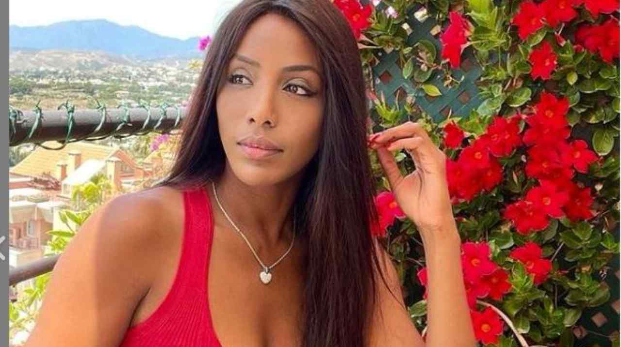 Ainett Stephens vestita di rosso