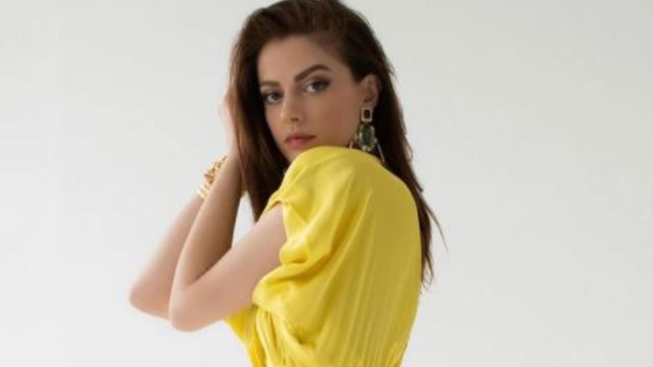 Annalisa Scarrone in abito giallo