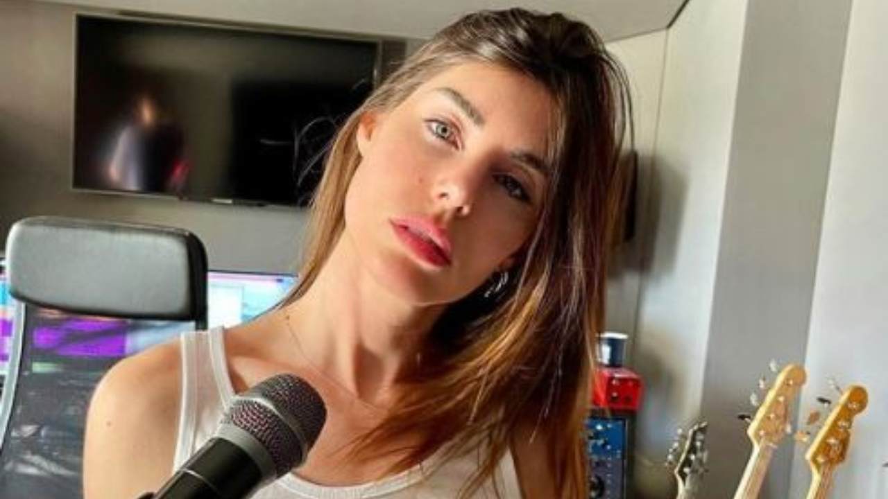 Bianca Atzei Minigonna Batteria