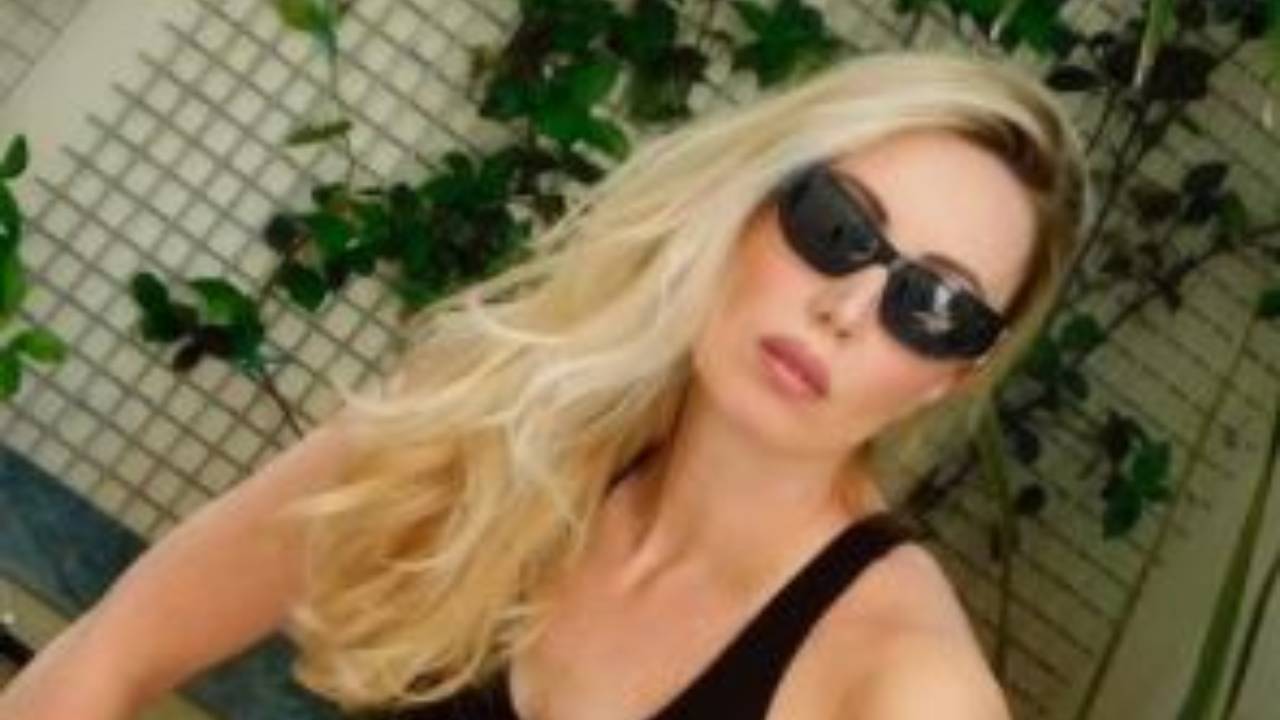 Carolina Casiraghi Bikini Gambe