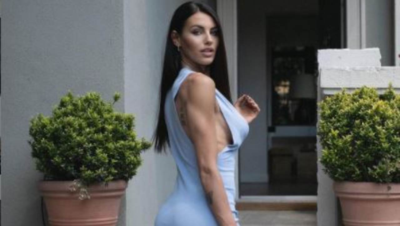 Carolina Stramare in abito azzurro