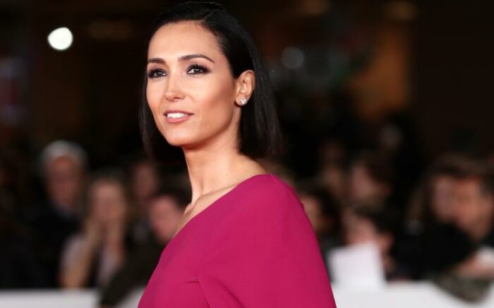 Caterina Balivo in abito viola