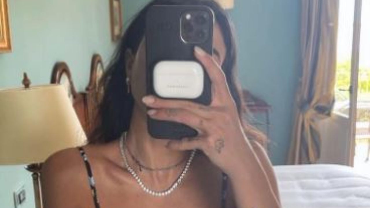 Chiara Biasi Selfie Specchio Costume