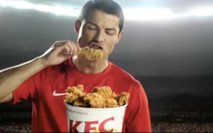 Cristiano Ronaldo contro Coca Cola: ma in passato pubblicizzò il fast food