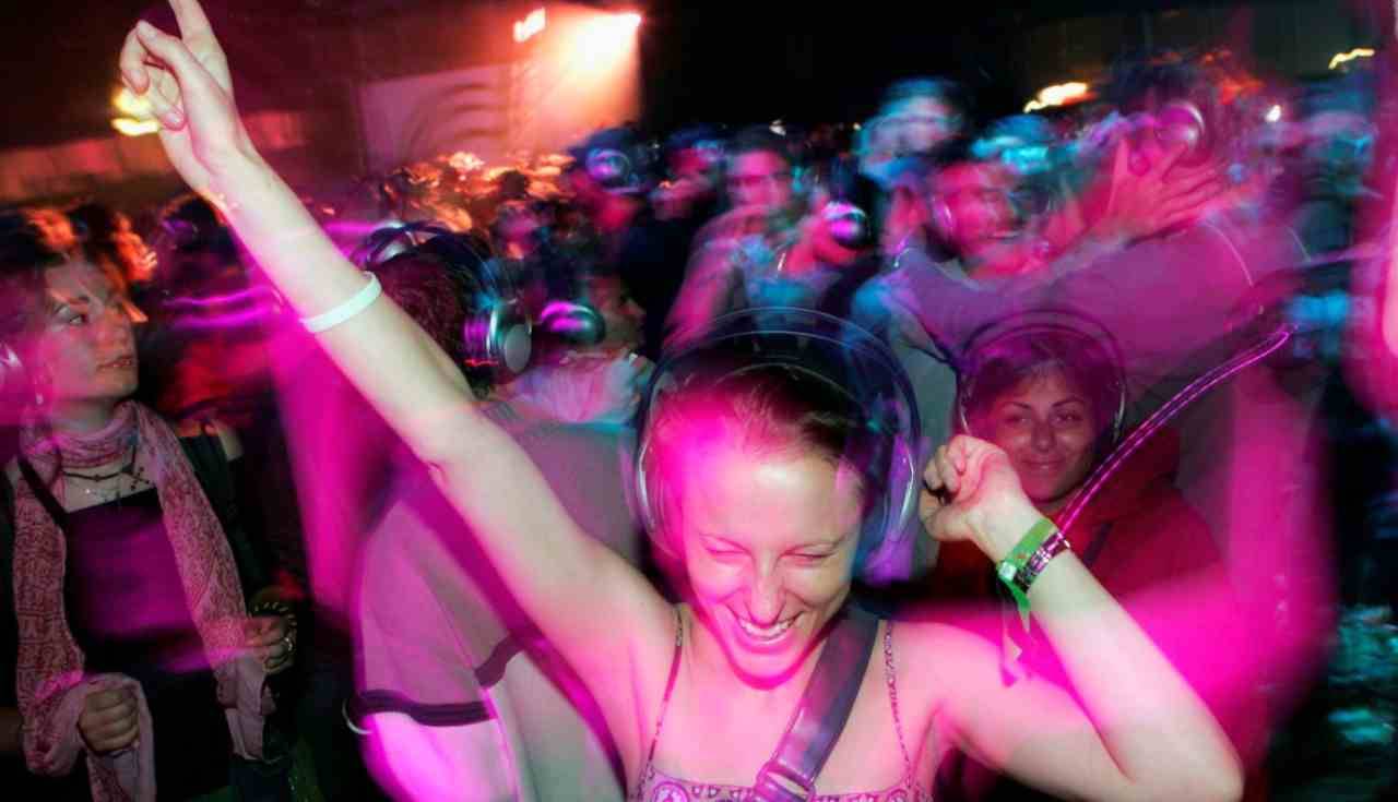 Persone in discoteca