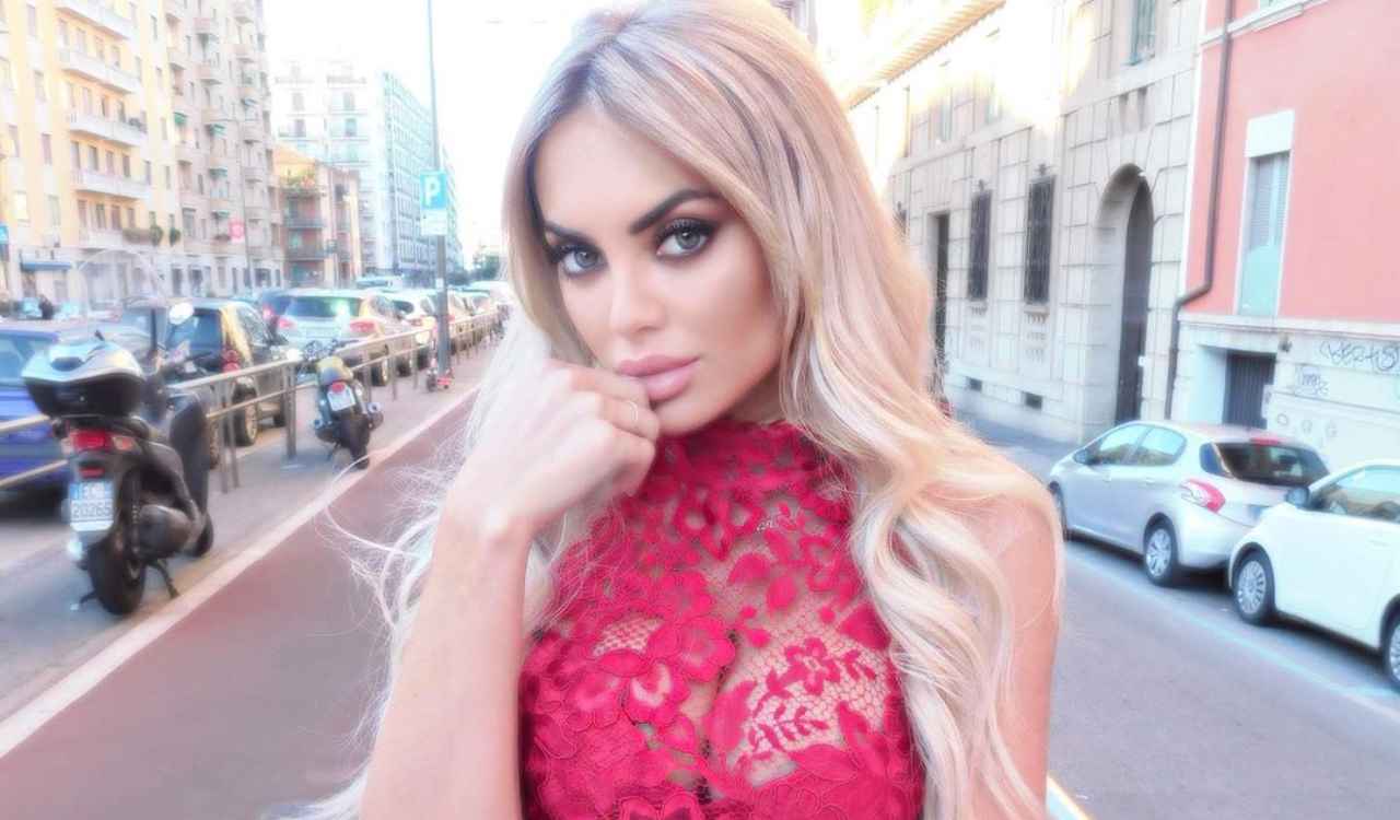 Elena Morali in posa