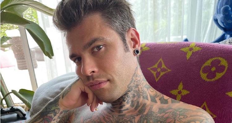 Fedez a petto nudo