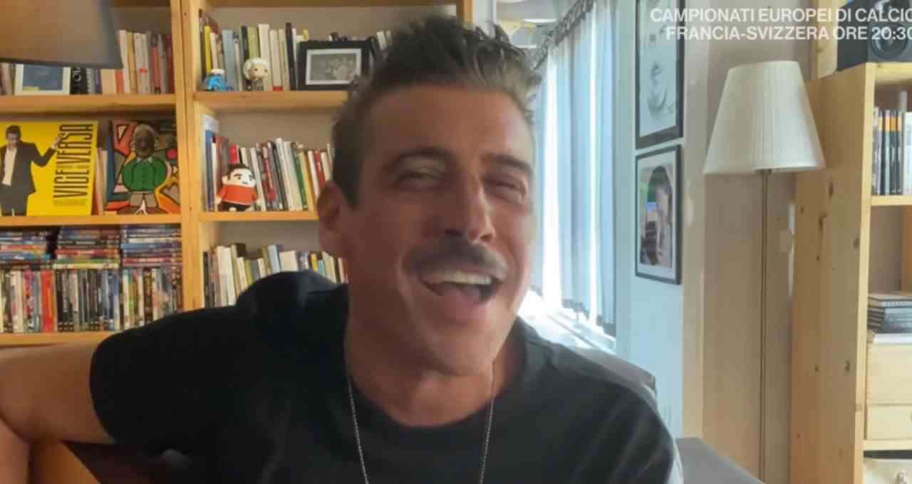 Francesco Gabbani canta