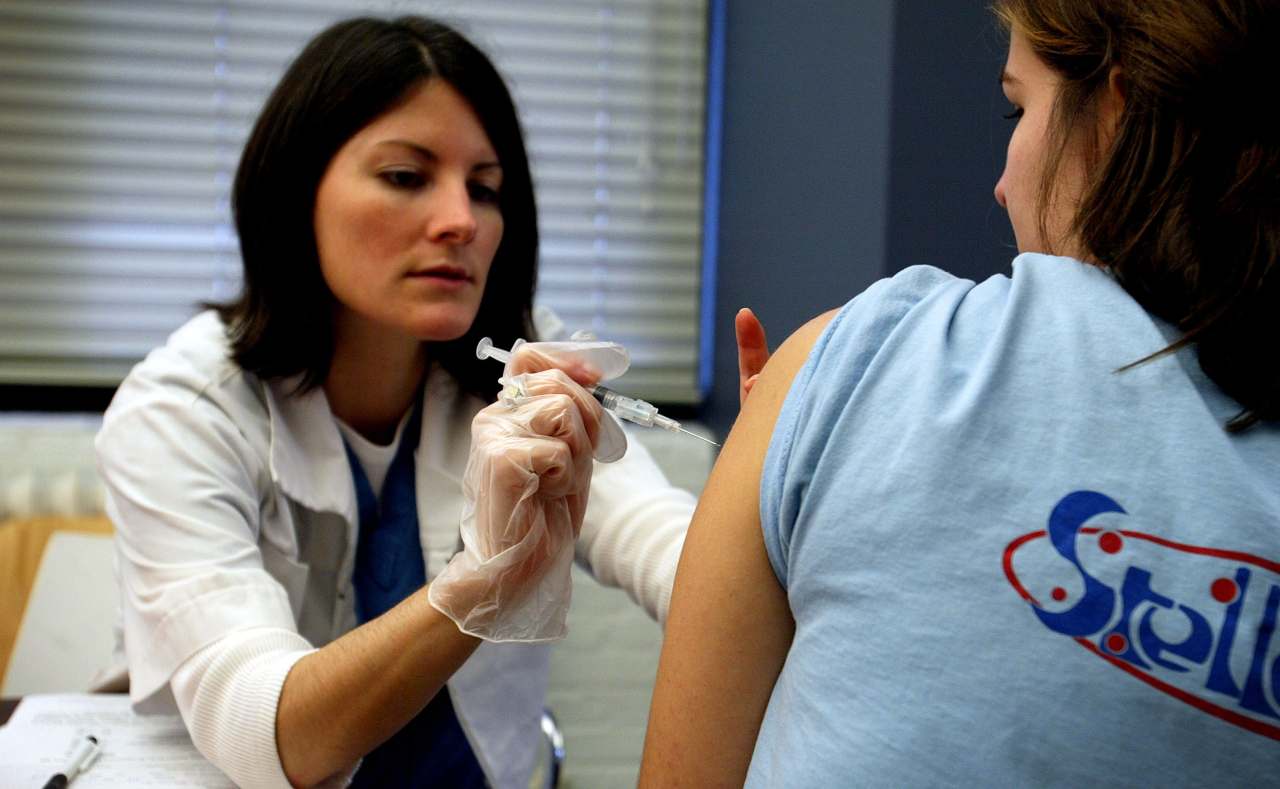 Proposta di matrimonio nell'hub vaccinale