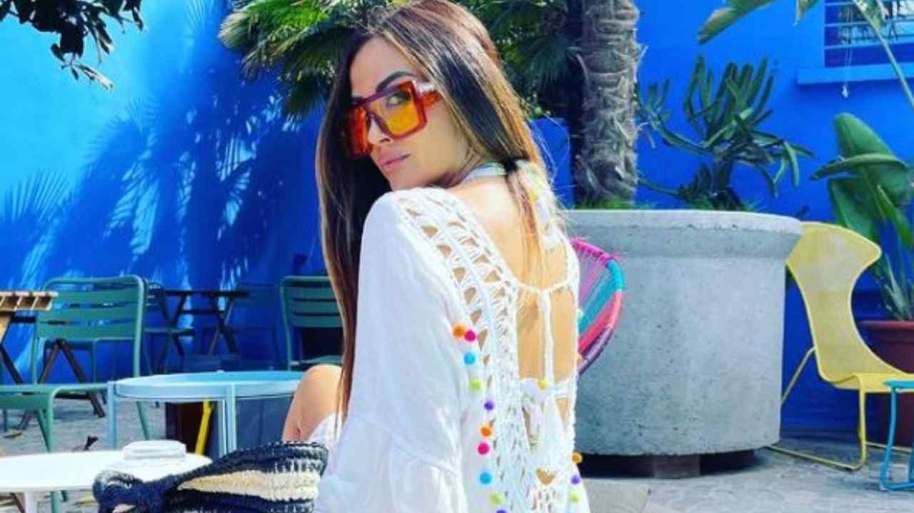 Giorgia Palmas a bordo piscina