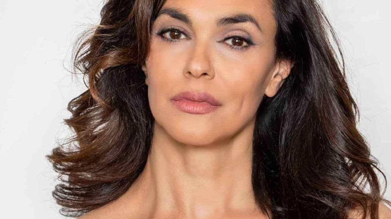 Maria Grazia Cucinotta seria