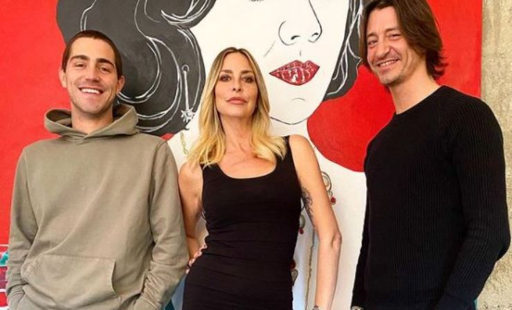 Stefania con gli ex colleghi della casa