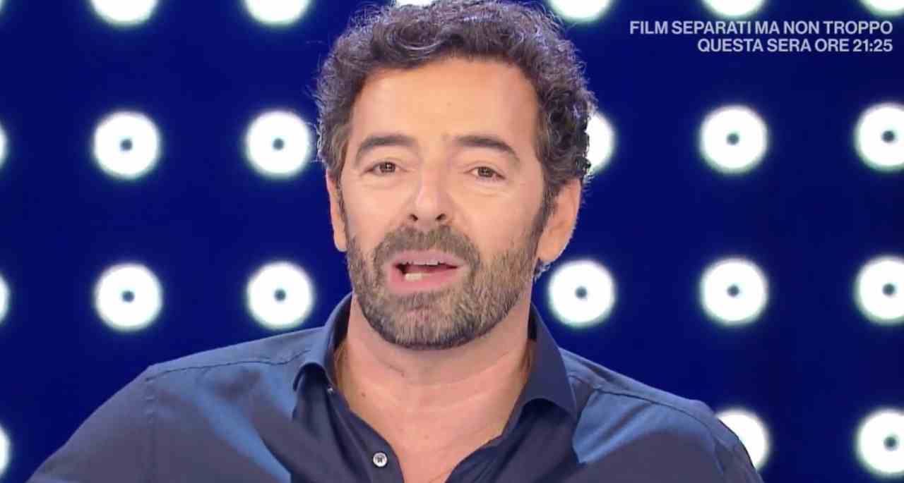 Alberto Matano sorride