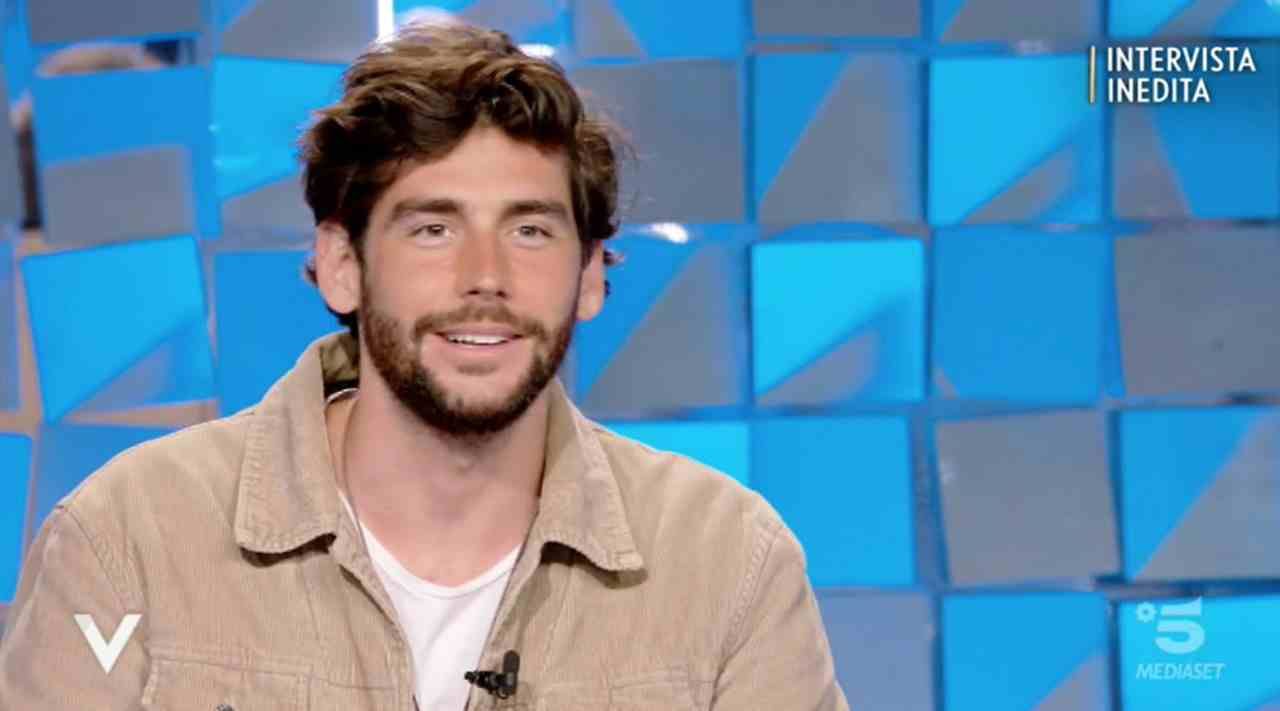 Alvaro Soler sorride