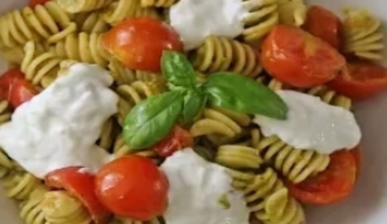 fusilli con pesto e pomodorini