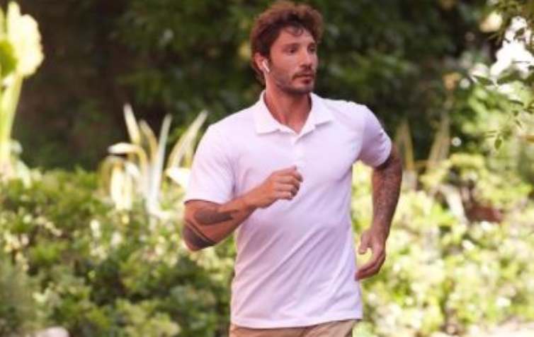 Stefano De Martino paparazzato con Paola Di Benedetto