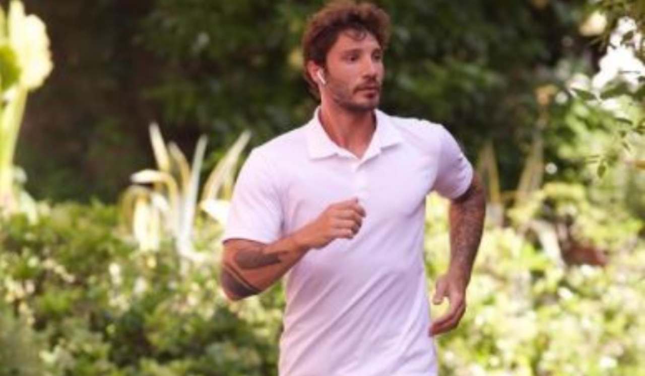 Stefano De Martino paparazzato con Paola Di Benedetto