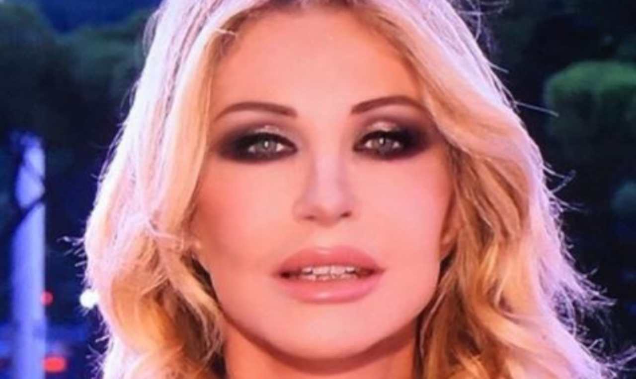 Paola Ferrari, la risposta all'accavallamento sensuale ...