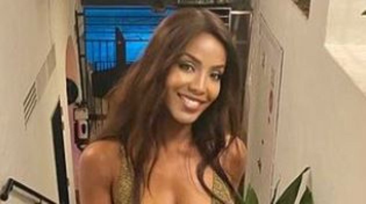 Ainett Stephens Sulle Scale Décolleté