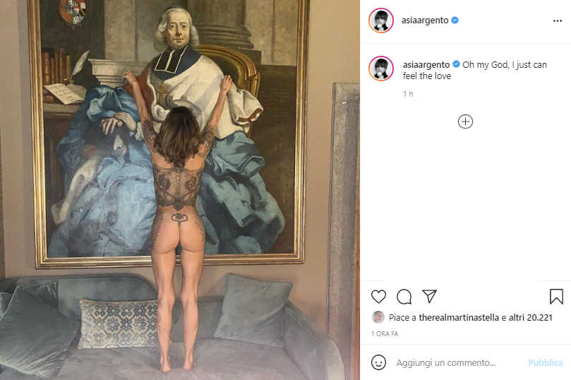 Asia Argento in posa