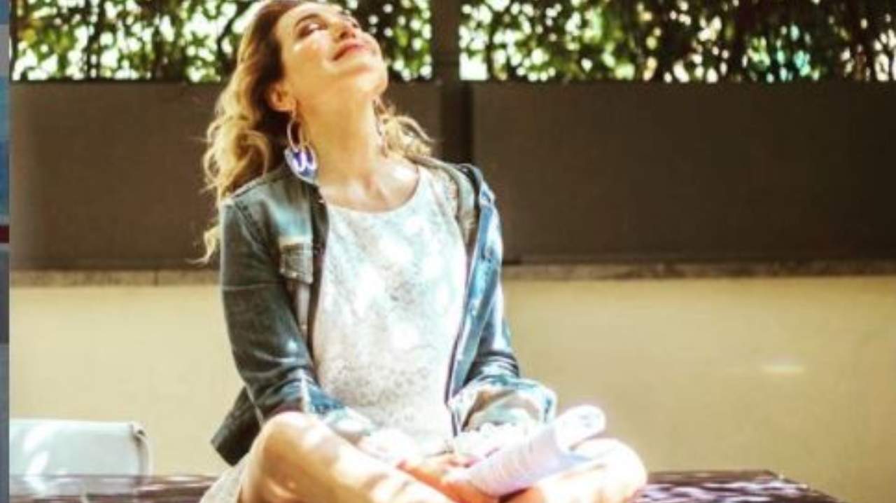 Barbara D'Urso, in posizione yoga