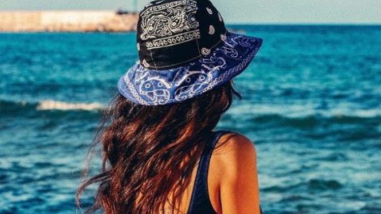 Chiara Biasi In Ginocchio Spiaggia Lato Posteriore 