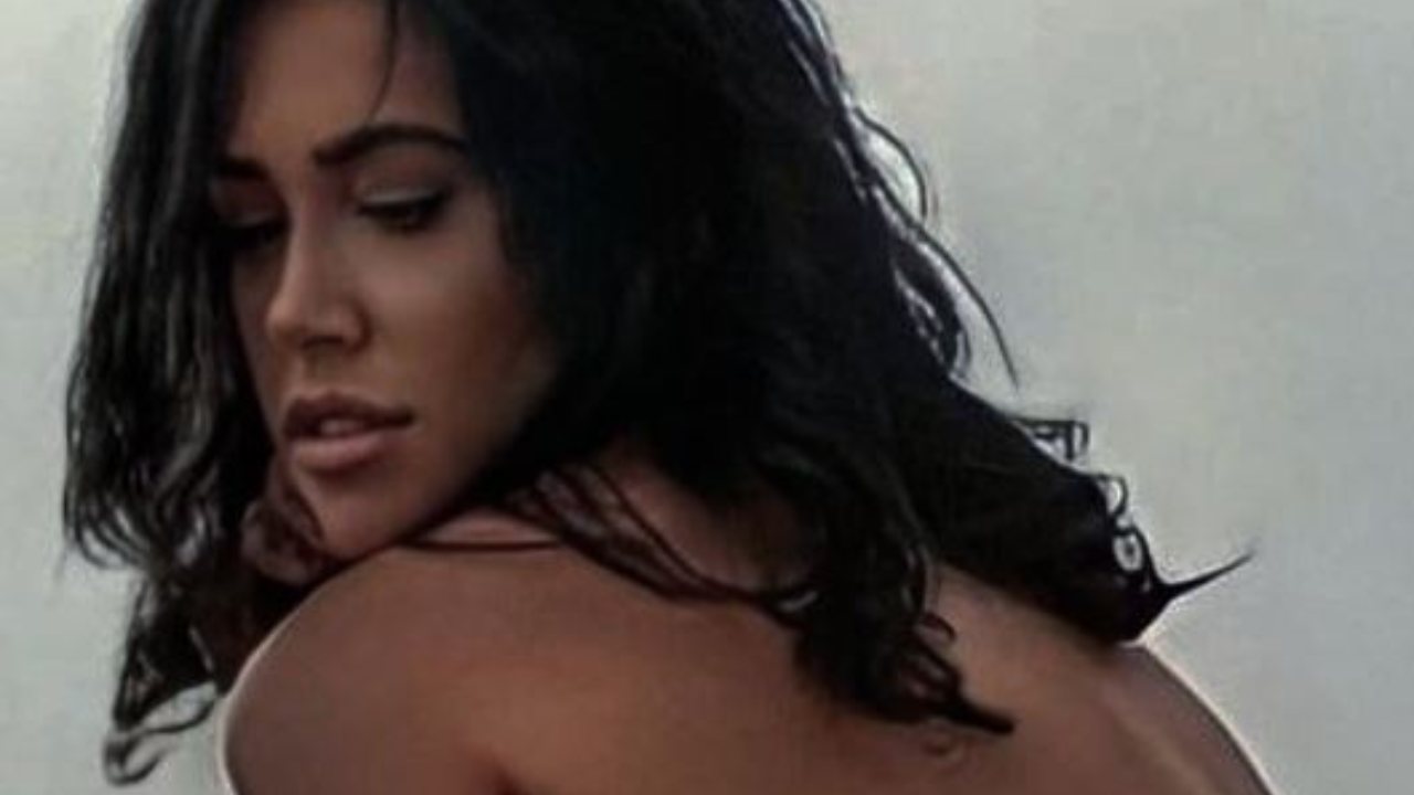 Claudia Ruggeri In Ginocchio Sulla Spiaggia