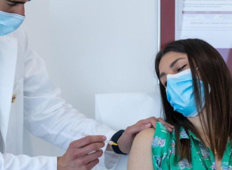 Donna sottoposta al vaccino anti Covid