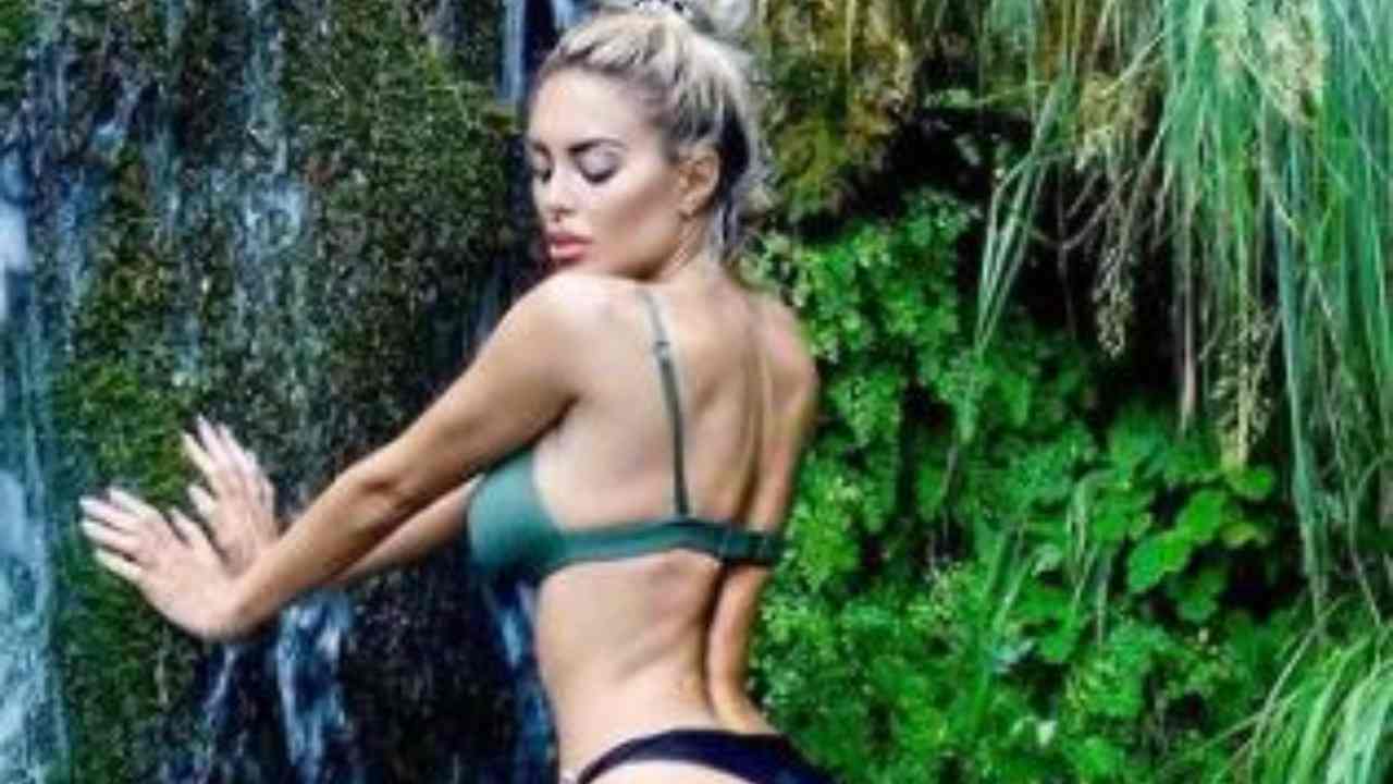 Elena Morali Green Pass Lato Posteriore