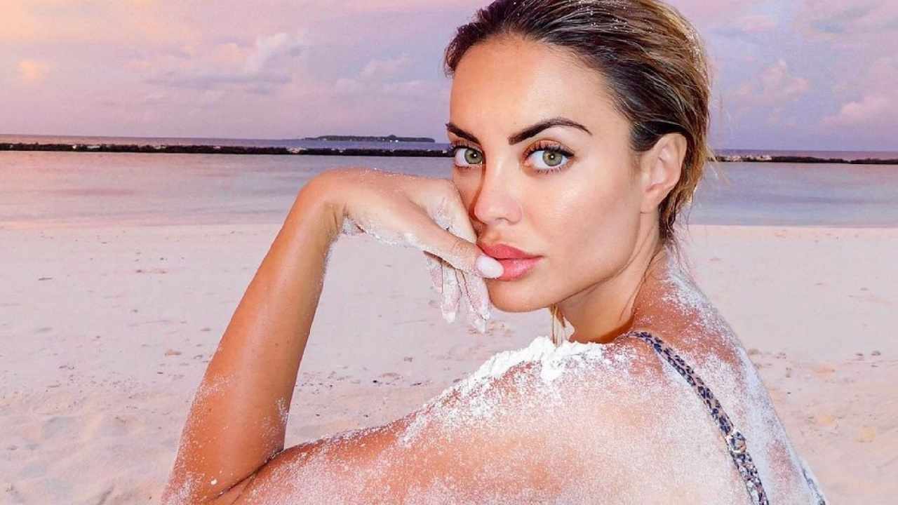 Elena Morali posa sensuale