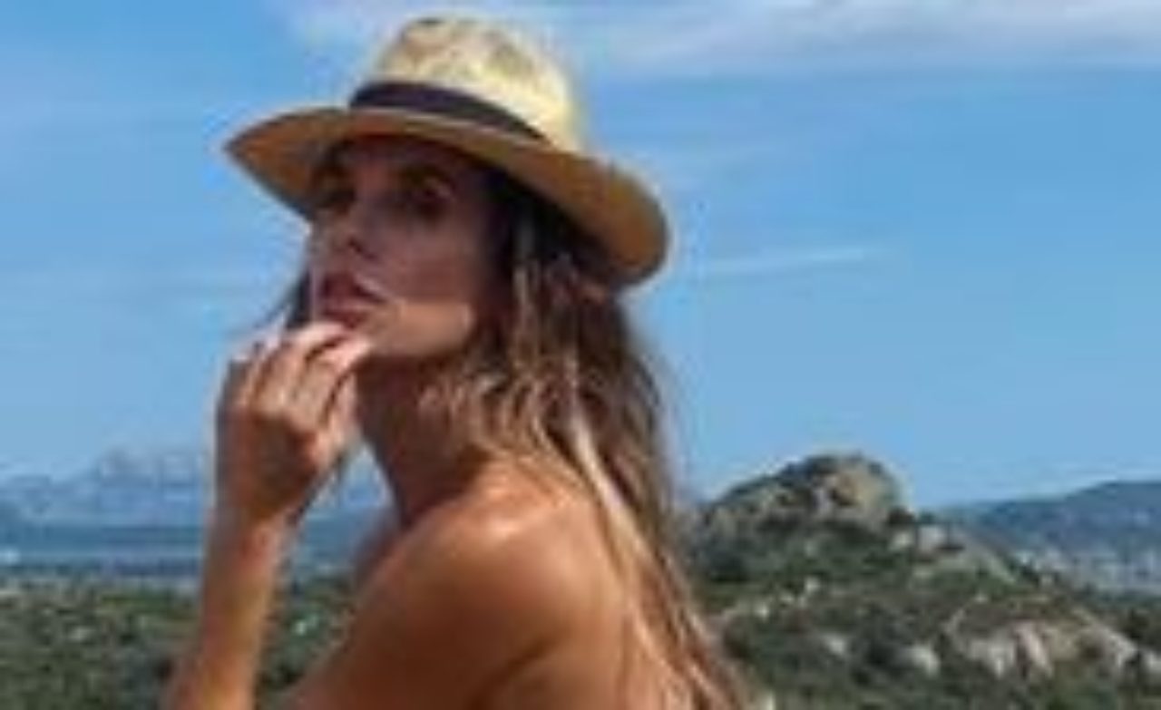 Elisabetta Canalis Sul Tetto Senza Veli