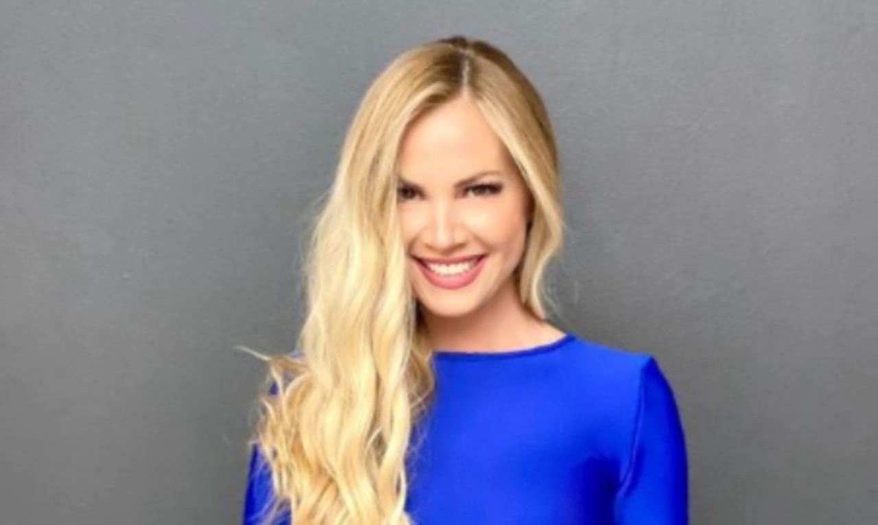 Federica Panicucci sorride