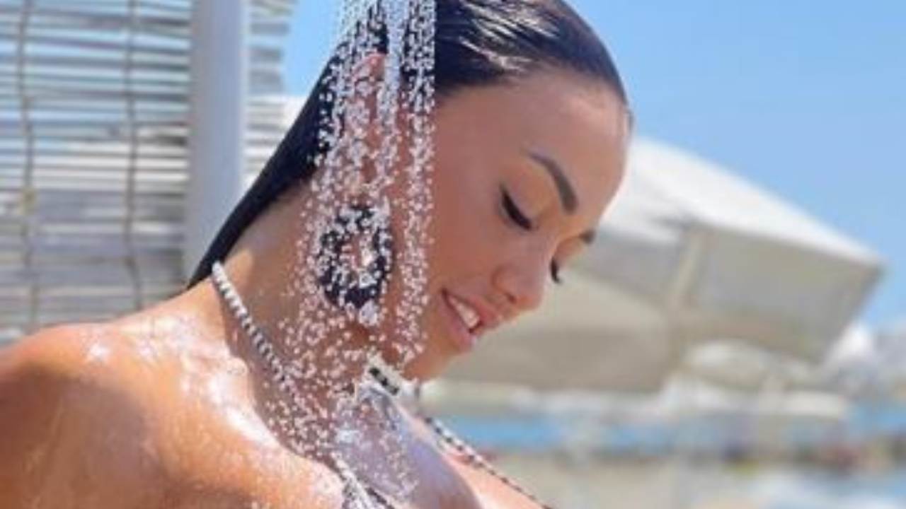 Francesca Pacela Doccia Mare Curve