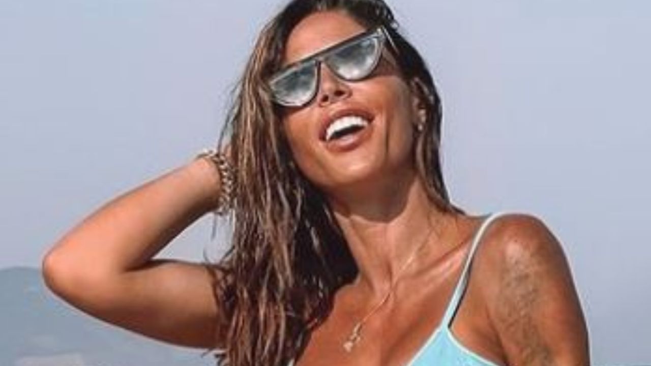 Guendalina Tavassi Abbronzatissima Mare Costume Celeste