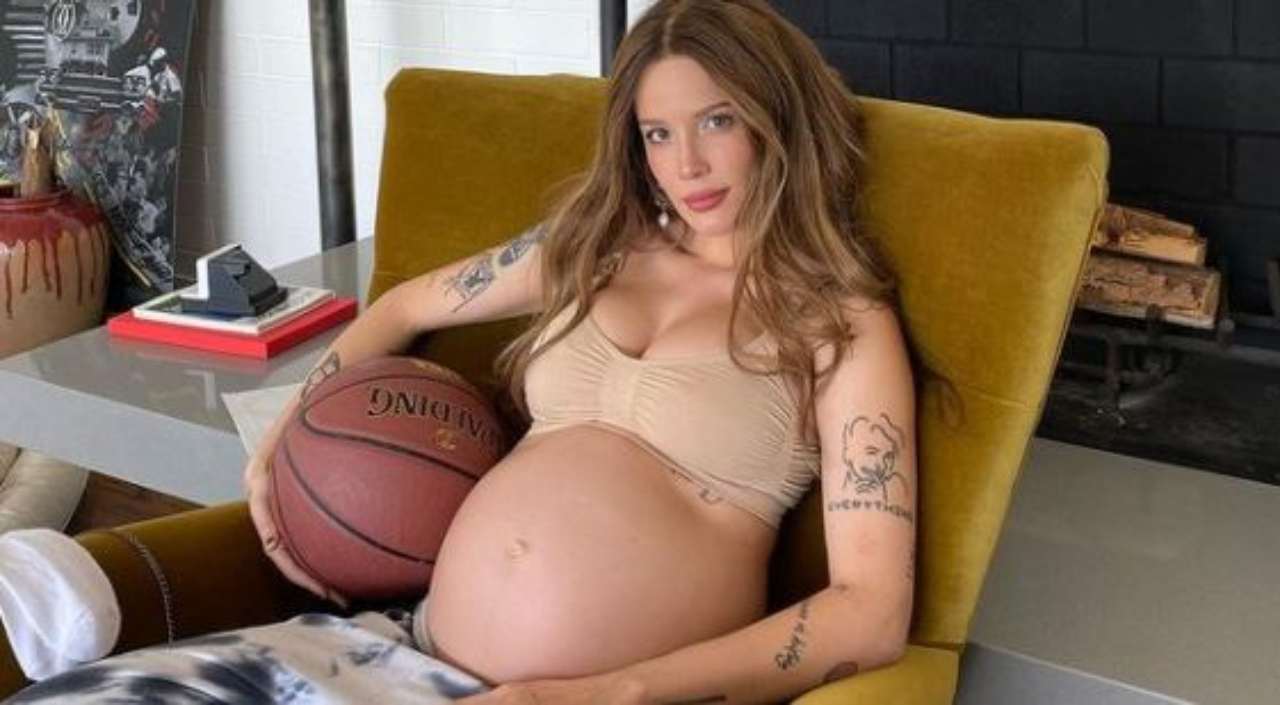 Halsey con il pancione