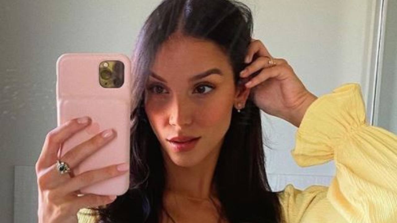 Paola Di Benedetto Toppino Giallo Selfie