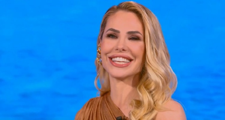 Ilary Blasi conduce Isola