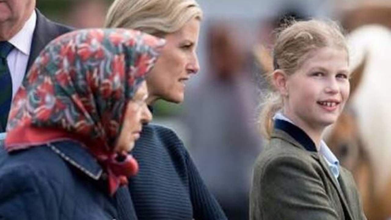 Lady Louise Windsor insieme alla regina Elisabetta