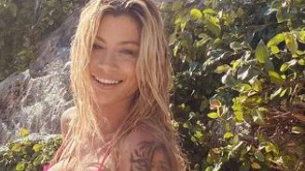 Maddalena Corvaglia Mare Selfie Colori Bianco Nero