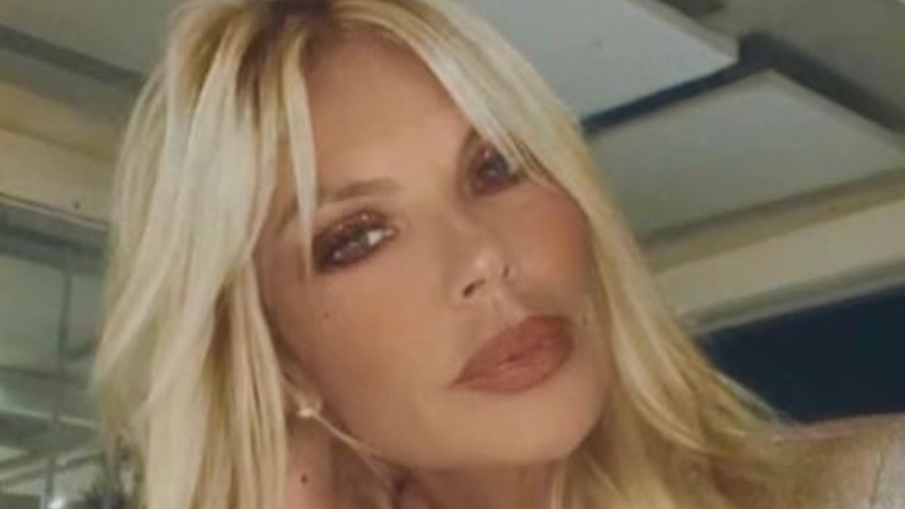 Matilde Brandi Aperitivo Pantalone Rosso