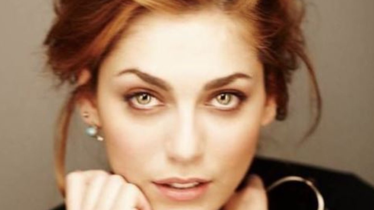 Miriam Leone Scollatura Sfocata