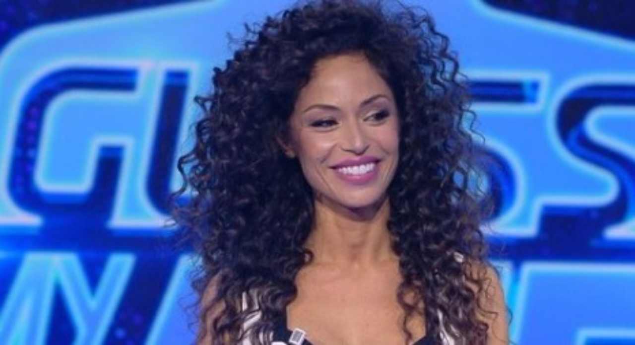 Raffaella Fico sorride