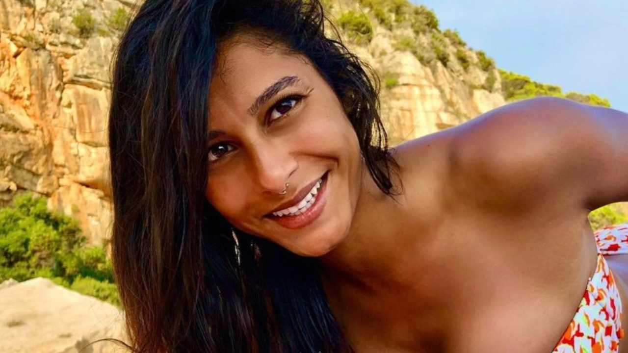 Sabrina Mbarek sorriso