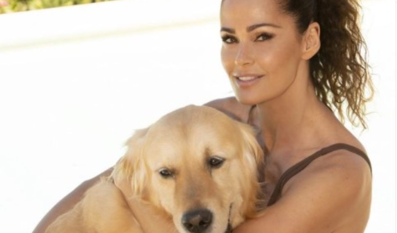 Samantha De Grenet insieme al cane
