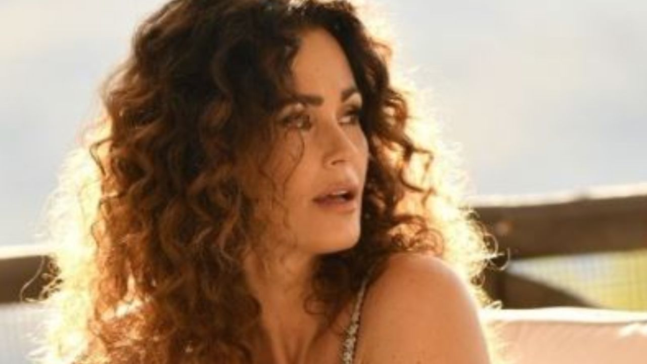 Samantha De Grenet Seduta Tavolino