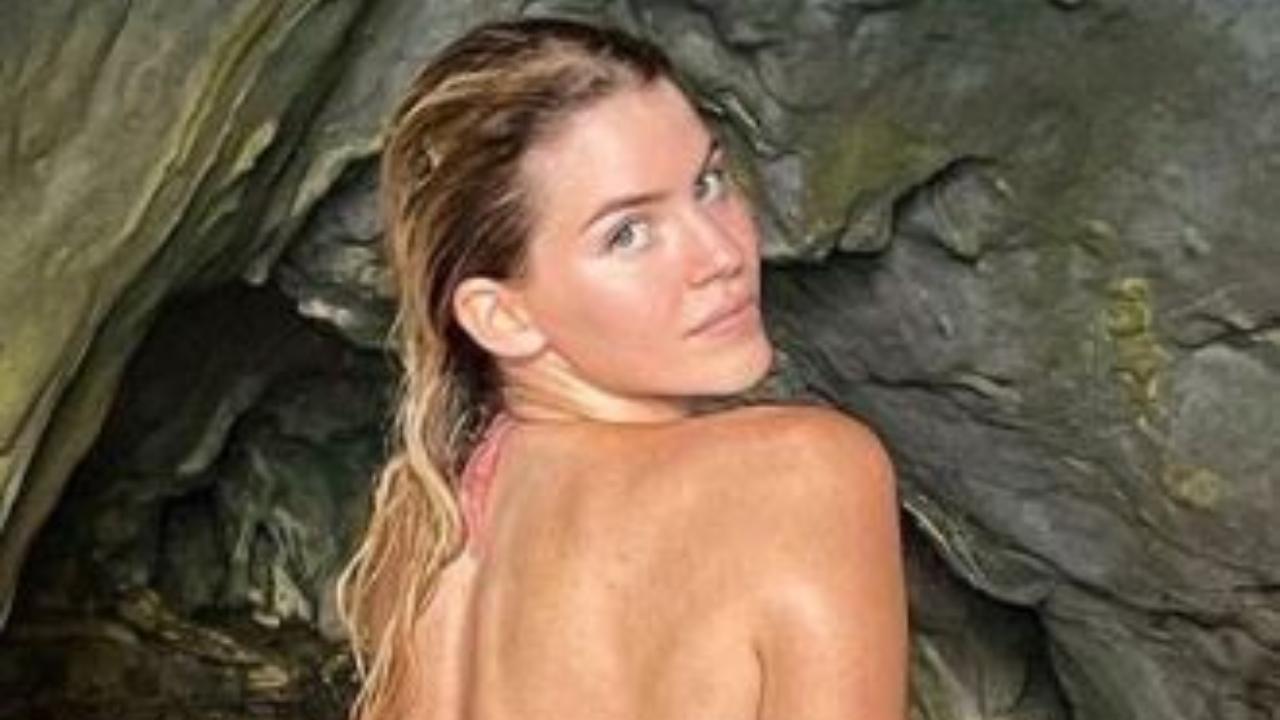 Sara Croce Barca Costume