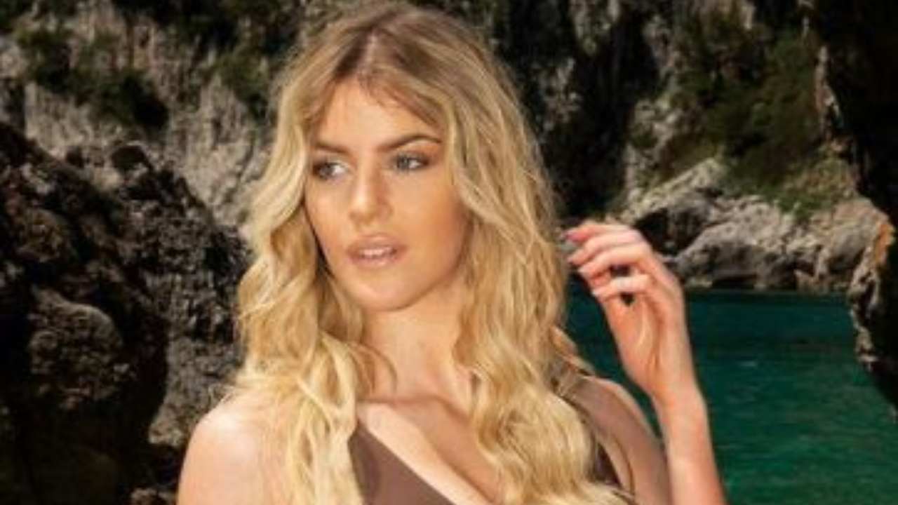 Sara Croce Costume Nero Occhi Chiusi