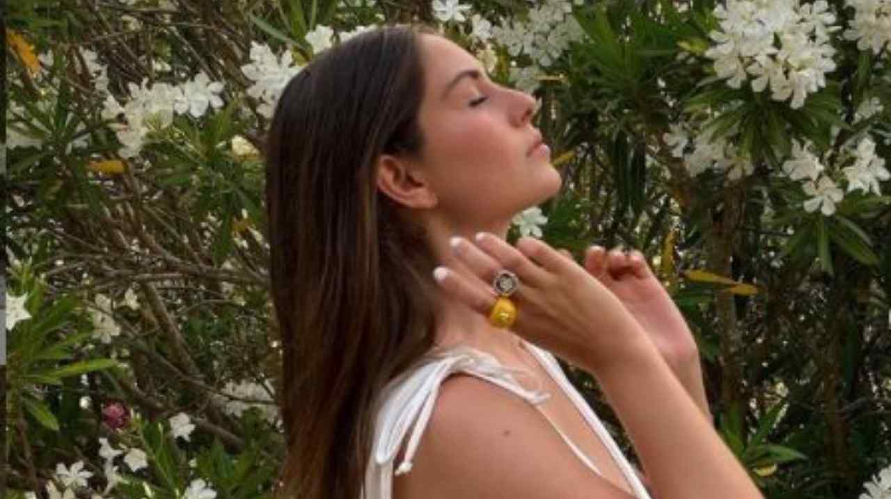 Stella Bossari di profilo